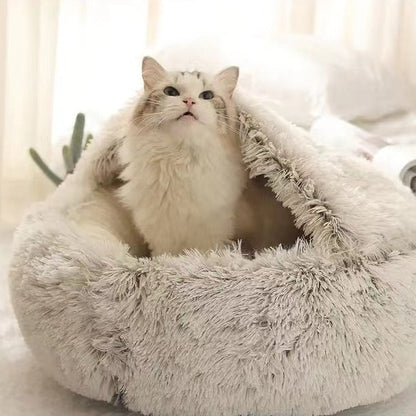 Gato en la cama nido marrón