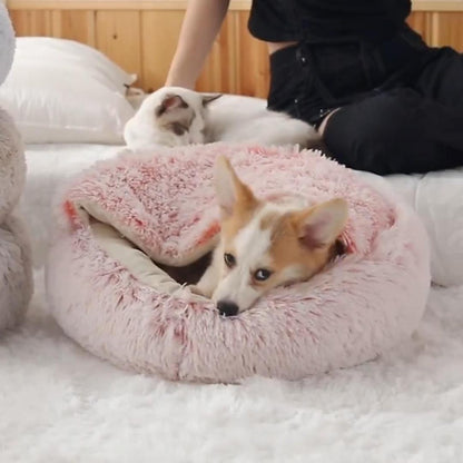 Perro dentro de la cama nido rosa con capota