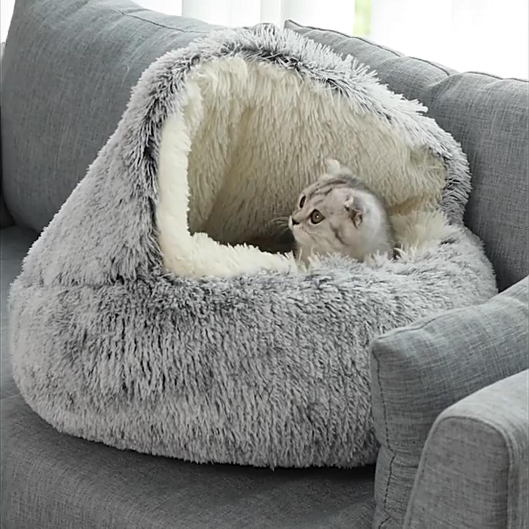 Gato dentro de la cama nido gris con capota