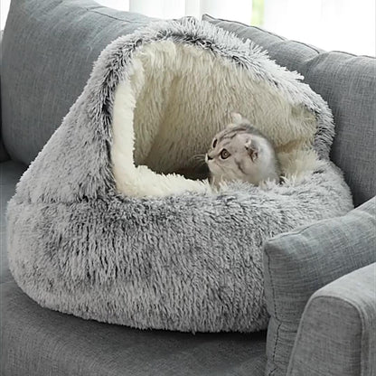 Gato dentro de la cama nido gris con capota